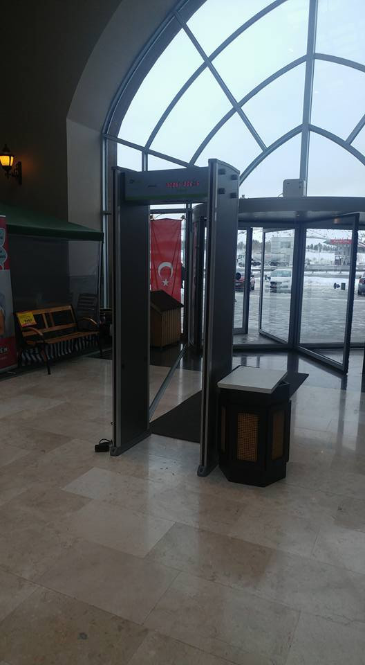 Protekzaman ZK-D1065S Kapı Tipi Metal Üst Arama Dedektörü Montaj Görüntüleri